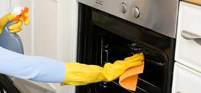 cleaning the oven